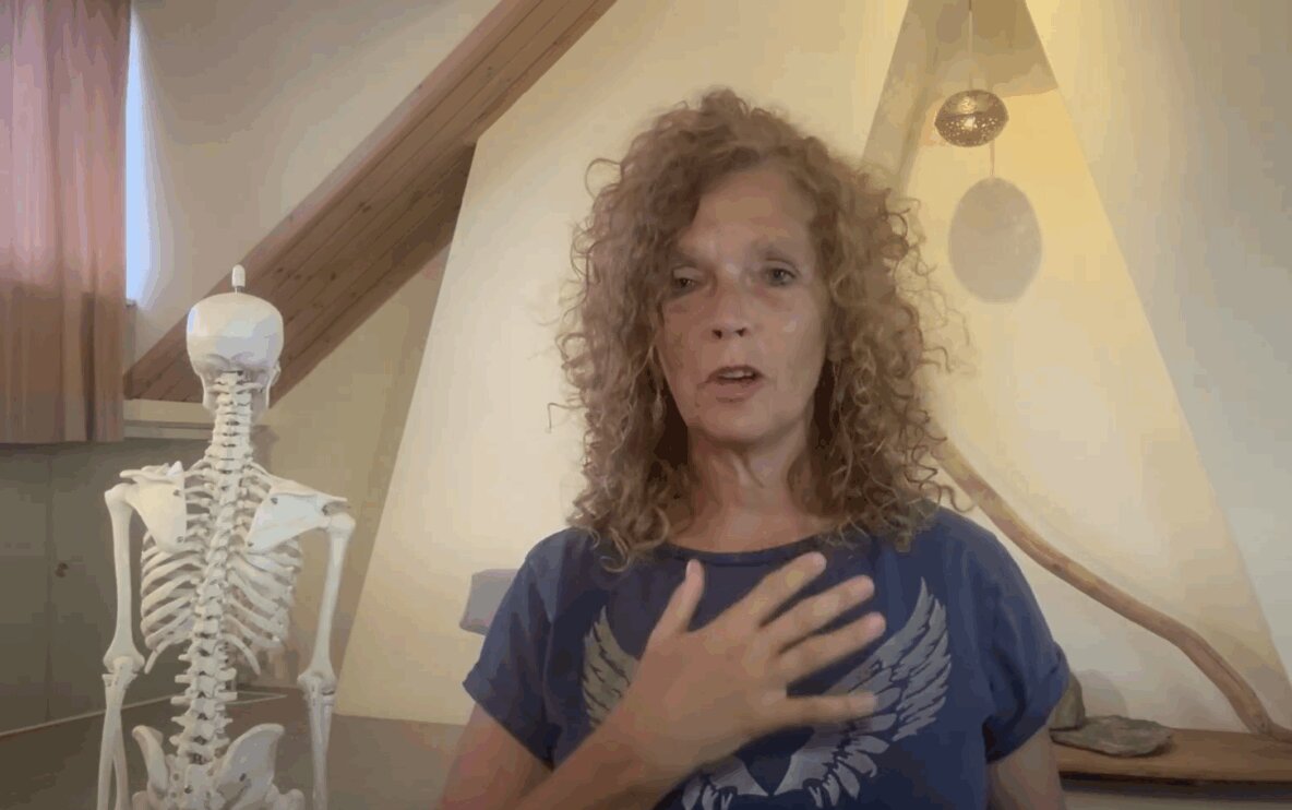 debora praat voor camera en toont haar handen